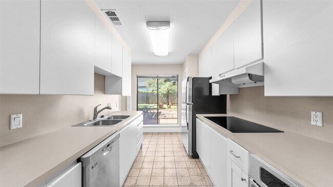 Building Photo - 1017 Howard Ln