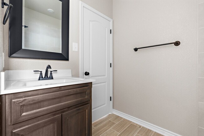 Building Photo - 602 Dred Roger Circle