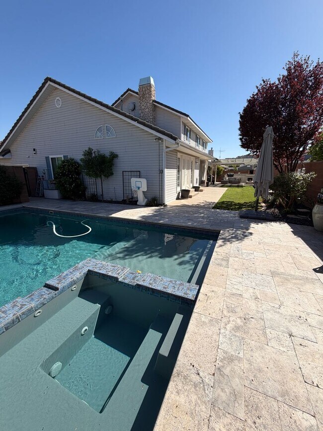 Building Photo - Beautiful 4 bedroom, 3 bathroom Home with a pool!!