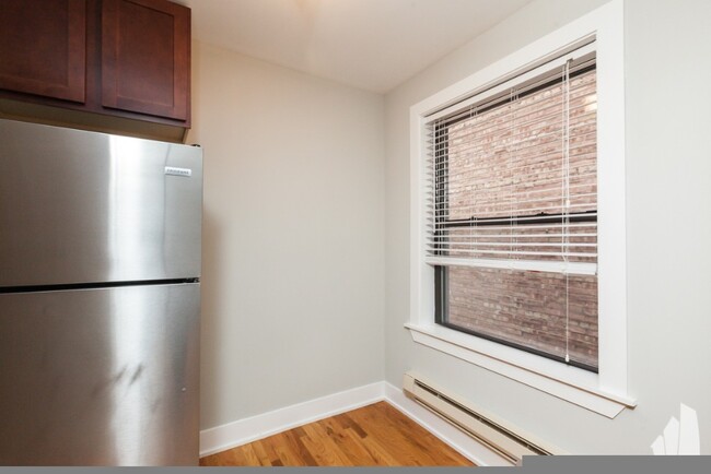 Building Photo - 2 bedroom apartment features hardwood floo...