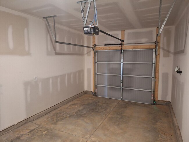 Building Photo - 725 Gatestone Ln