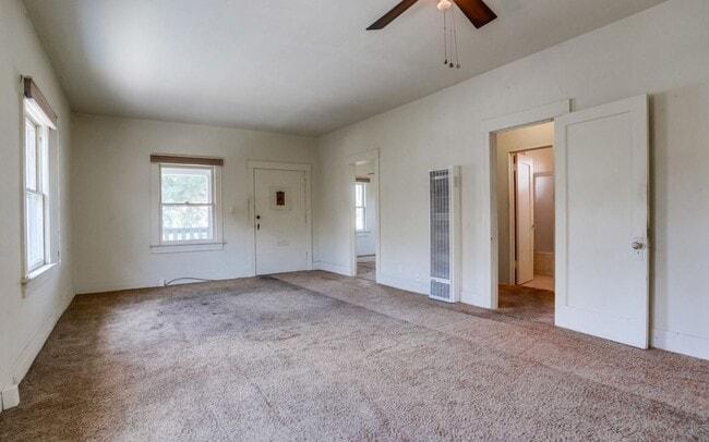 Building Photo - 6826 Hollenbeck St