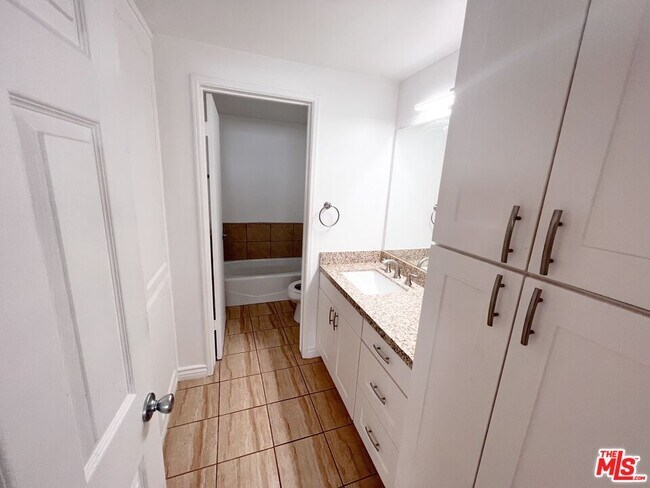 Building Photo - 6752 Hillpark Dr