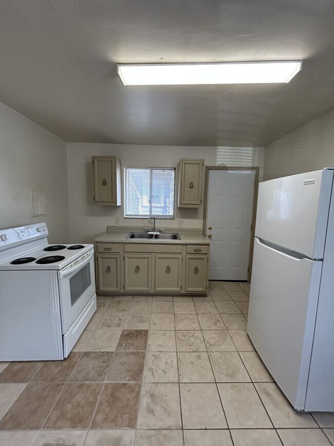 Building Photo - 208 W 1st St