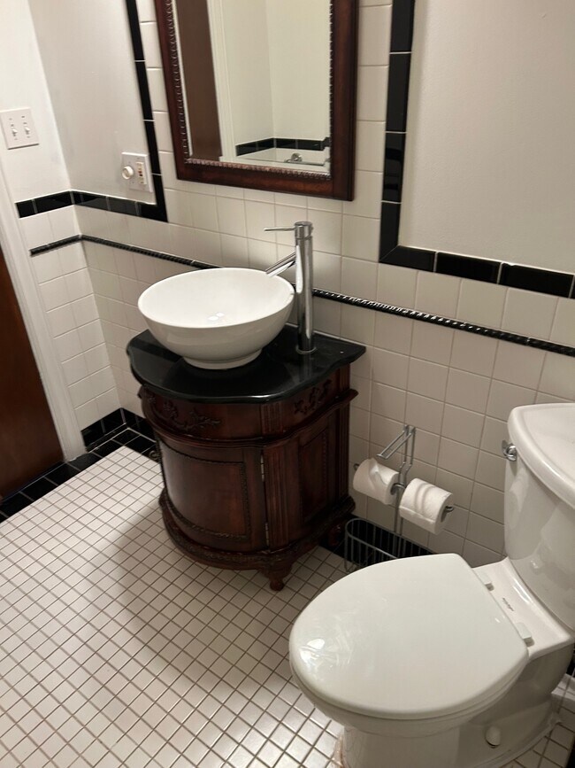 Building Photo - 1922 Vassar St