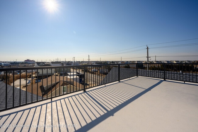 Building Photo - 1308 E Bay Ave