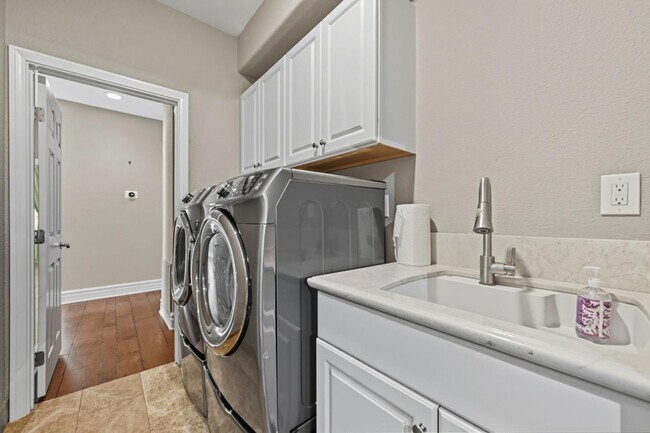 Building Photo - 4911 Amador Dr
