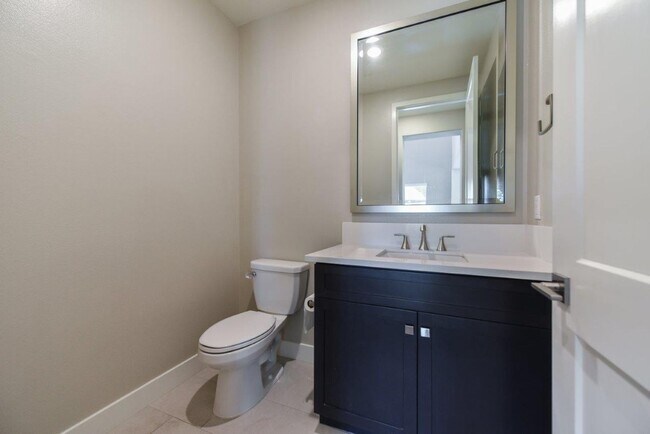 Building Photo - 4bd/4.5ba Single Family House w/ VIEW Gate...