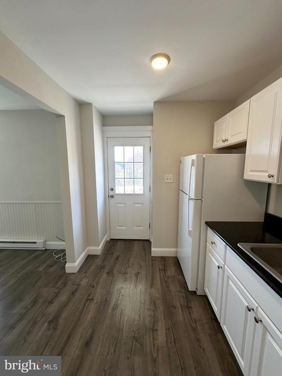 Building Photo - 25 W 5th Ave