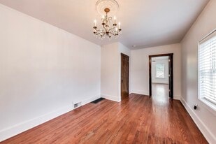 Building Photo - 1424 Lake St