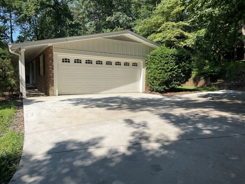 Attached Garage - 2117 N Lakeshore Dr