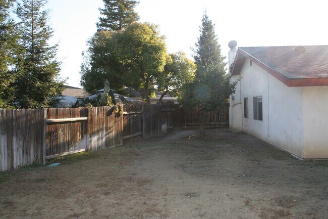 Building Photo - Cute 3 Bed + 2 Bath Home For Rent in Laurelglen Area