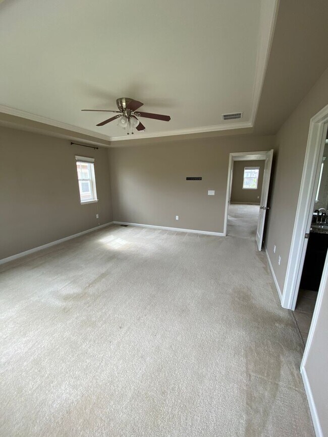 Building Photo - Lovely 4 Bedroom/3 Bathroom Erie Home - Available June!!