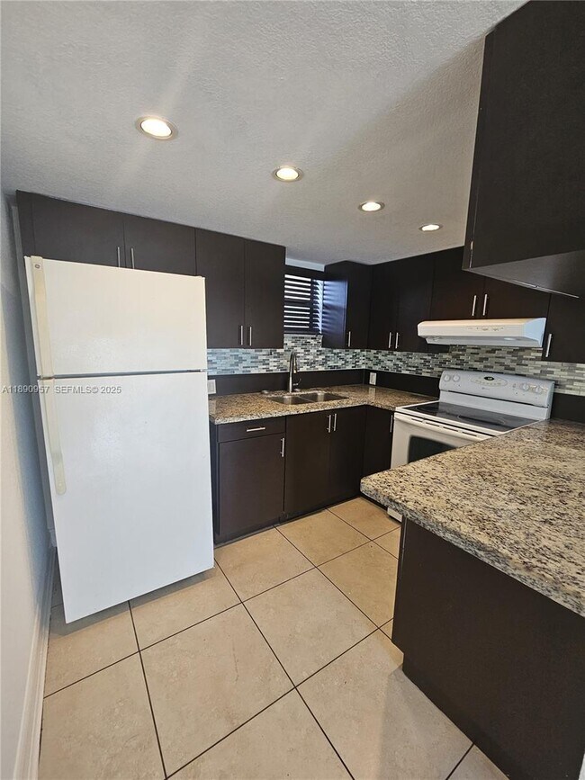 Building Photo - 8290 Lake Dr