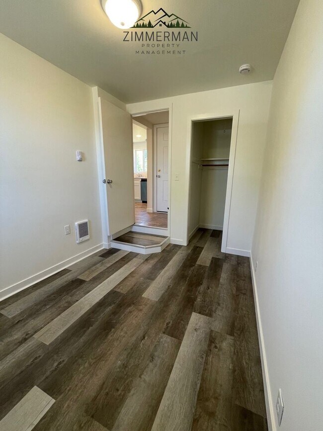 Building Photo - Newly remodeled house in a quiet neighborhood in Springfield