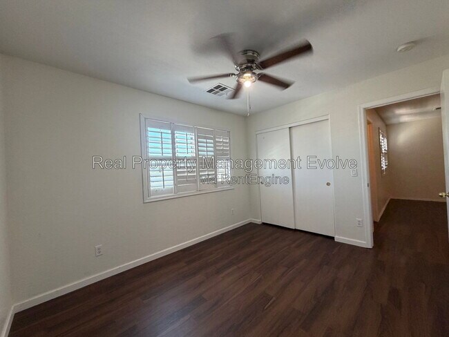 Building Photo - 6903 W Lawrence Ln