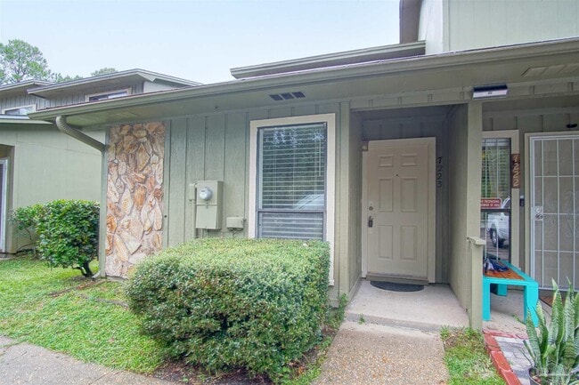 Primary Photo - 7223 Lago Vista Ct