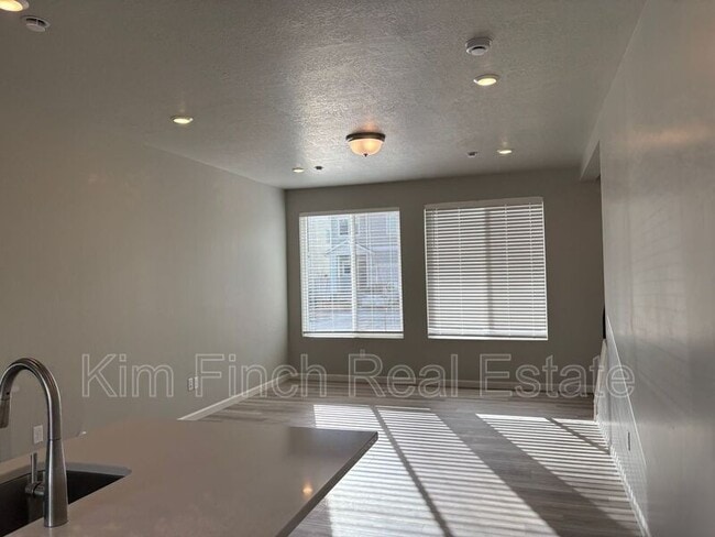 Building Photo - 56 E Portico Ln