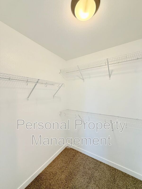 Building Photo - 417 NE Repass Rd