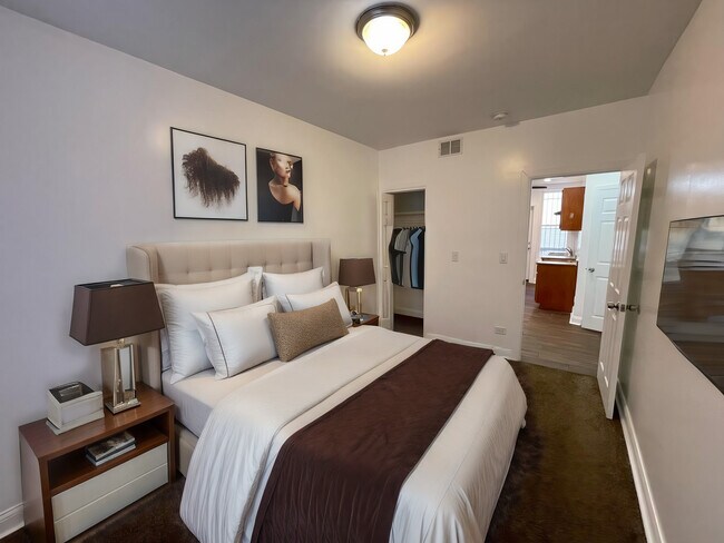 Building Photo - 1635 W 57th St