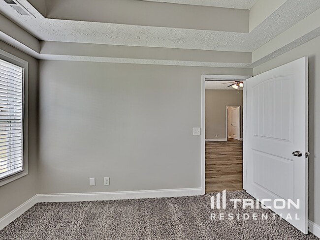 Building Photo - 531 Falkland Cir
