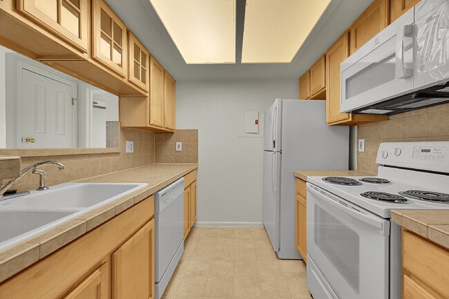 Building Photo - $1,495.95 with $300 off the first month's rent, 1 Bed, 1 Bath Condo in Englewood with Cozy Firepl...