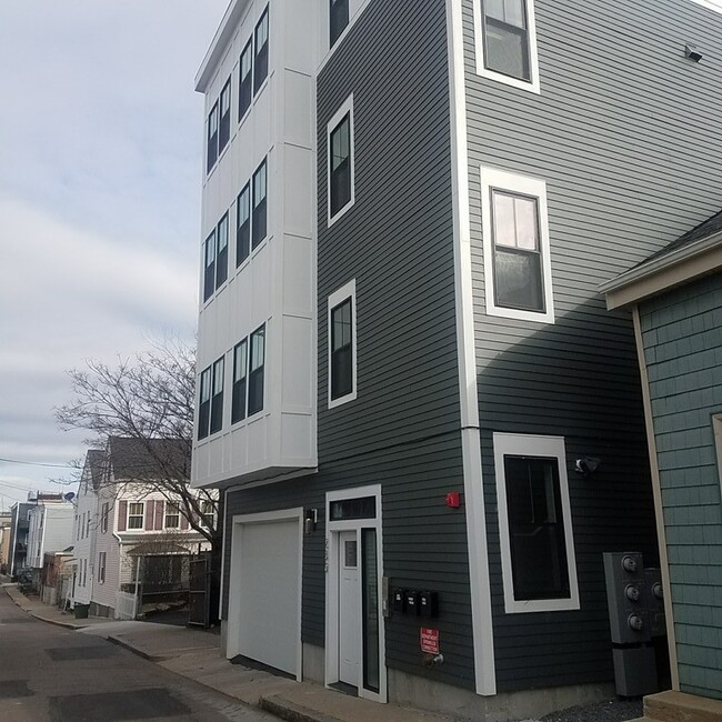 Primary Photo - 230 Bowen St