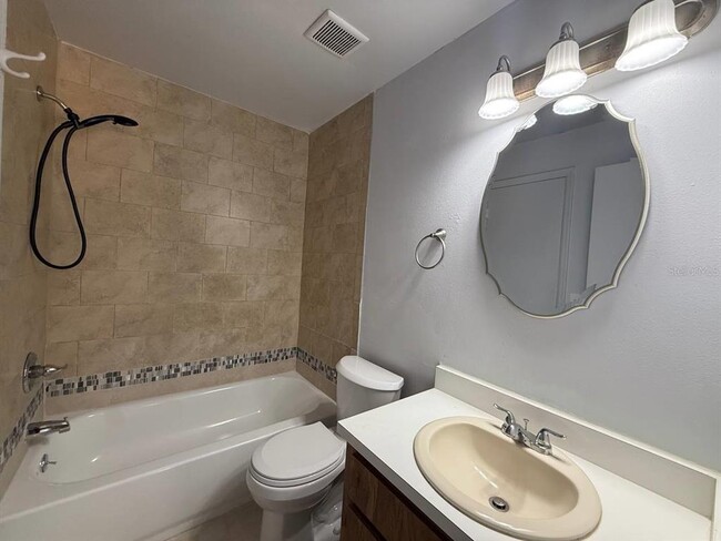 Building Photo - 3153 Bloomingdale Villas Ct