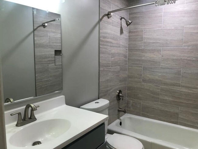 Building Photo - Great Oakwood location - 2 bedroom