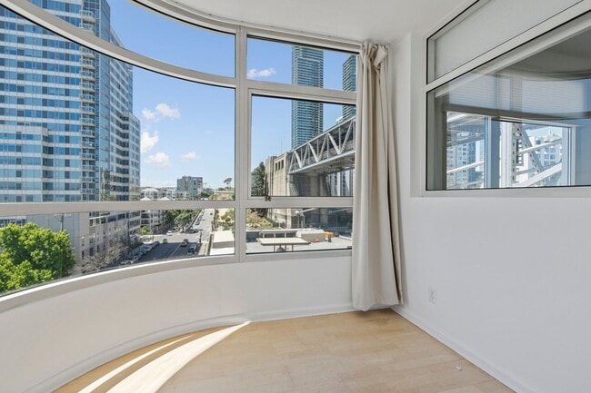 Building Photo - Light Filled 2 Bed, 2 Bath South Beach Por...