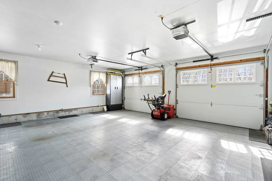 15 Holly Circle garage A - 15 Holly Cir
