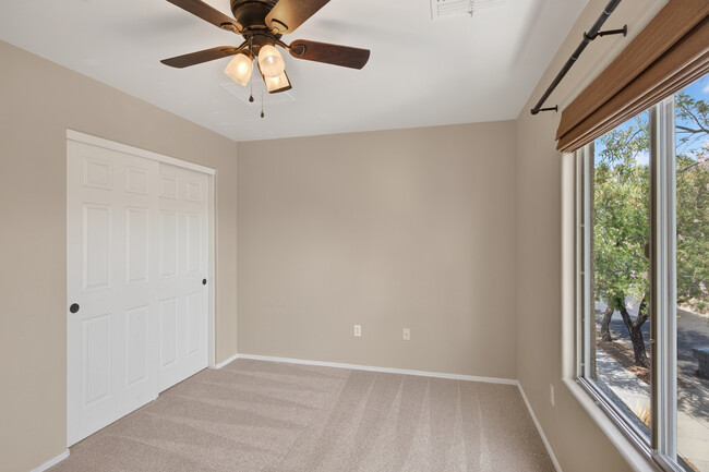 Building Photo - 6028 S Meadow Breeze Dr