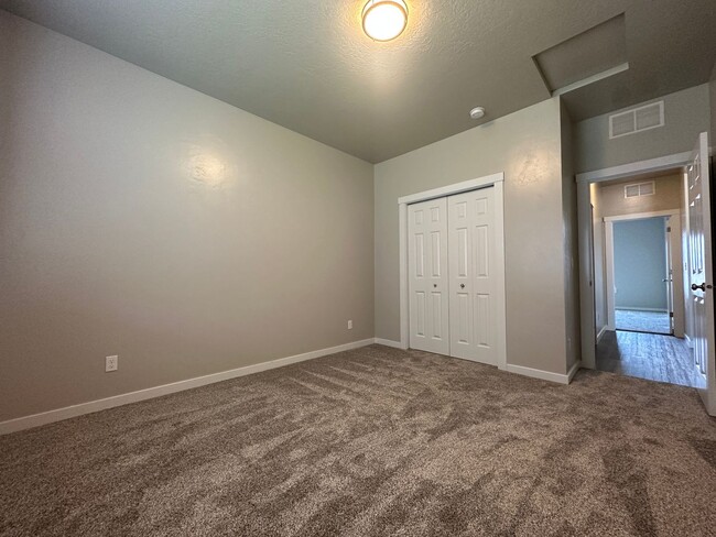 Building Photo - Beautiful 3bed, 2bath, 3car 1,948sq.ft. ho...