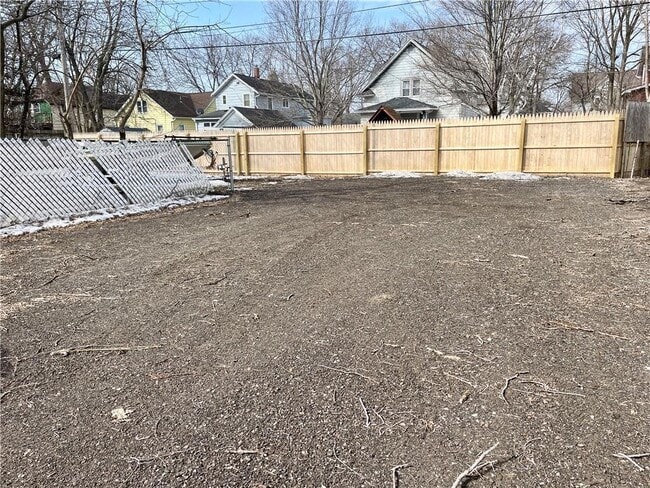 Building Photo - 4 bed 2 bath available June 1st