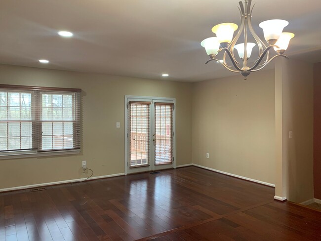 Building Photo - Spacious 3 Level Townhouse Backs to Trees