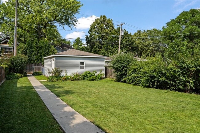 Building Photo - 1704 Walnut Ave
