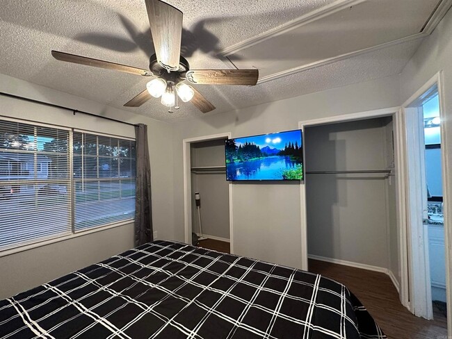 Building Photo - 3800 Pine St