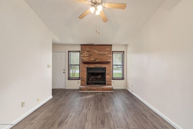 Building Photo - 2 Bedroom, 2 Bathroom Home