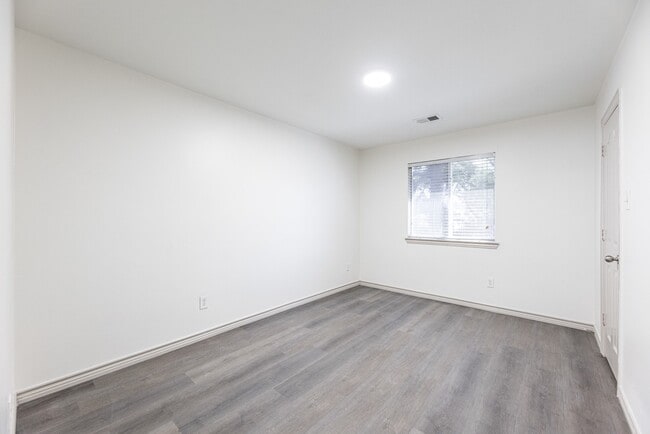 Building Photo - 32506 Rosella Ln