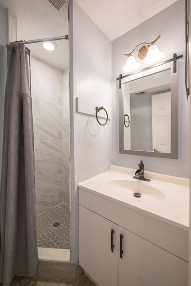 Building Photo - 902 NE 34th St