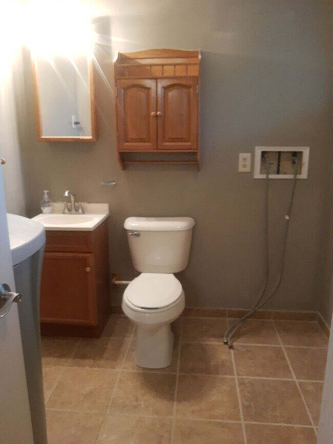 Building Photo - 140 Redbud Dr