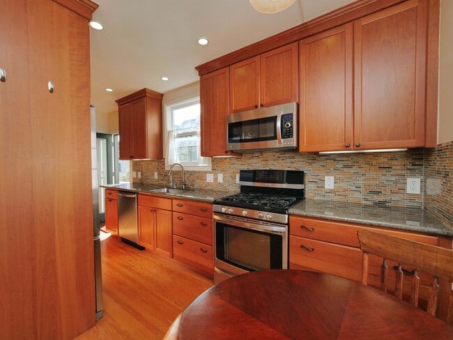 Building Photo - 1718 Le Roy Ave