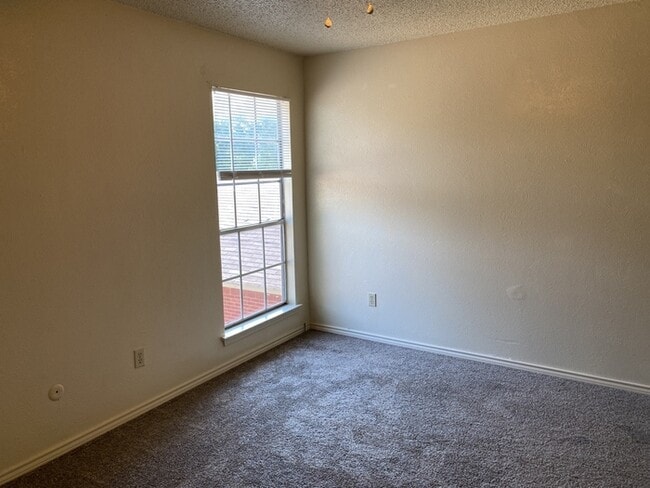 Building Photo - Arlington 3/2.5/2 duplex coming soon.