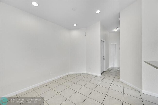 Building Photo - 5642 NW 118th Dr