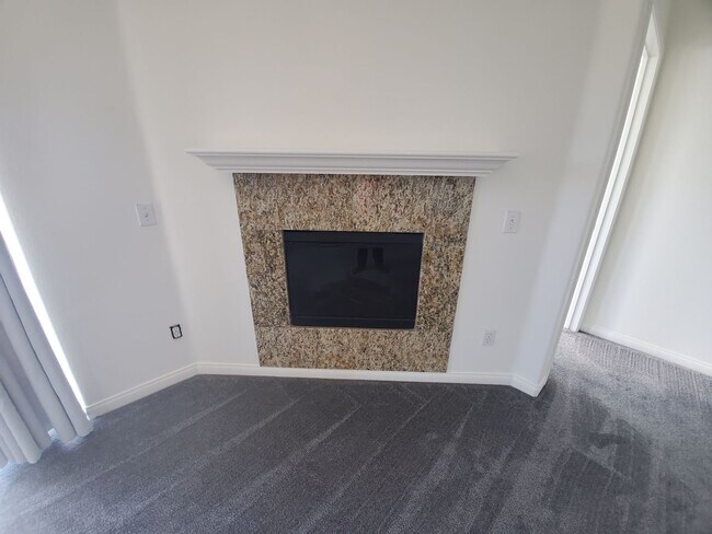 Building Photo - Gorgeous 3rd floor Corner Unit 3Bed/2Bath in Oceanside