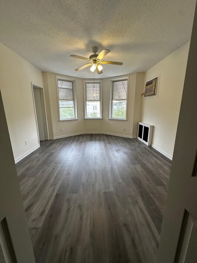 Building Photo - 606 15th St