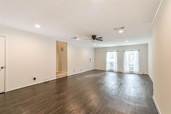 Building Photo - 496 N Post Oak Ln