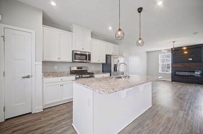 Building Photo - Luxurious 3-bedroom 2.5 bath townhome with Garage in Chesapeake