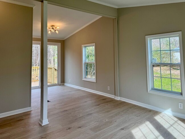 Building Photo - Lovely home and location!