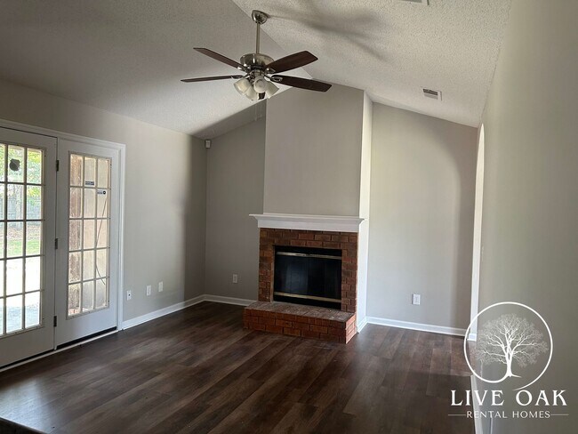 Building Photo - MOVE IN SPECIAL: $500 OFF 1ST MONTH'S RENT!**